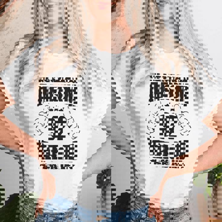 92歳の誕生日 女性 男性 素晴らしい92歳のおばあちゃん レディースTシャツ 彼女への贈り物