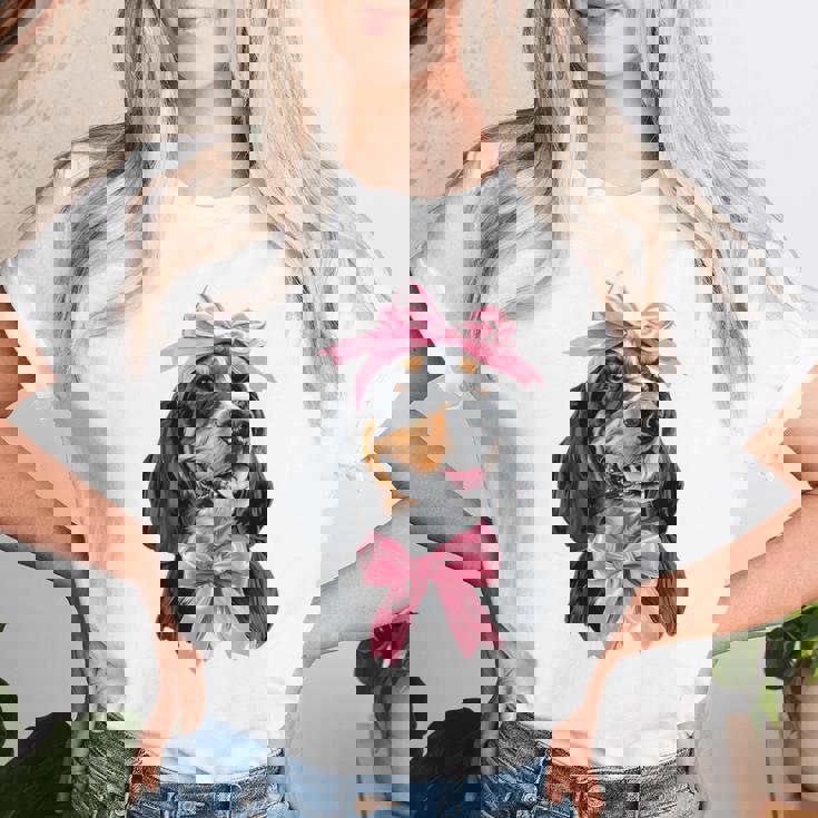 Coquette Bow Coonhound Dog Mom ピンクリボンガール レディースTシャツ 彼女への贈り物