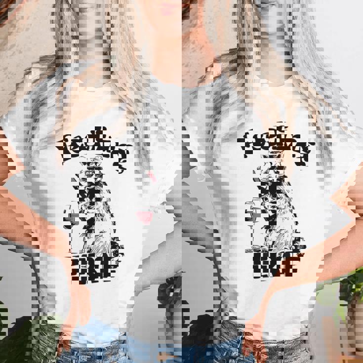 Feeling Feral アライグマ ミーム アルコール 飲酒 恋人 男性 女性 レディースTシャツ 彼女への贈り物