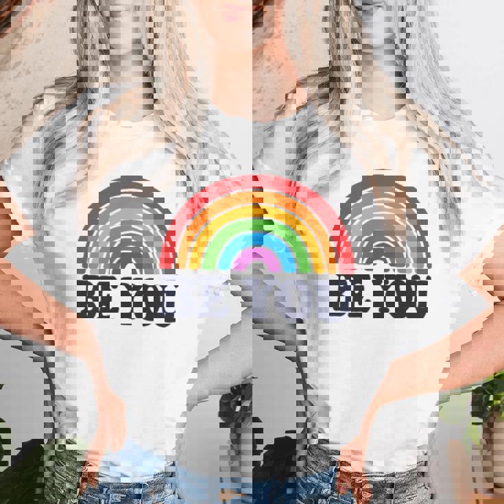 Lgbtq Be You Pocket Gay Pride Lgbt Ally Rainbow Flagintage レディースTシャツ 彼女への贈り物