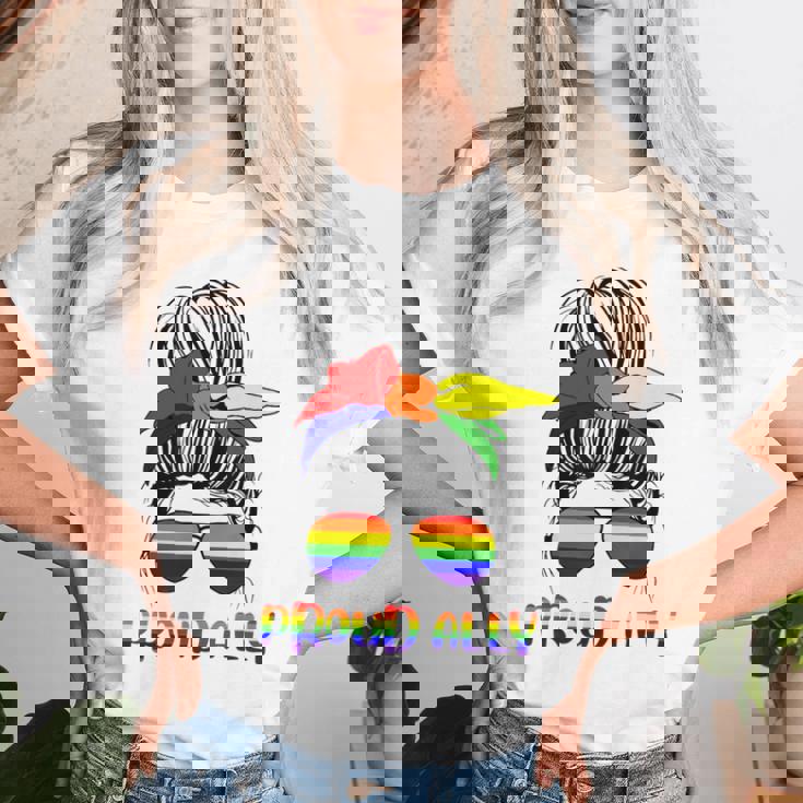 Messy Bun Proud Ally Pride Flag Love Lgbt レインボー サングラス レディースTシャツ 彼女への贈り物