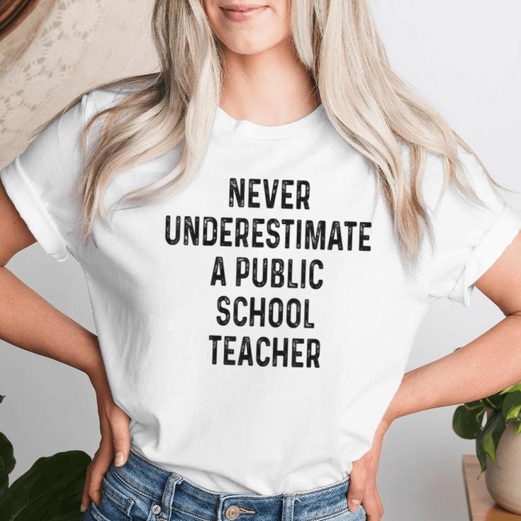Never Underestimate A Publicchool Teacher Motivational レディースTシャツ 彼女への贈り物