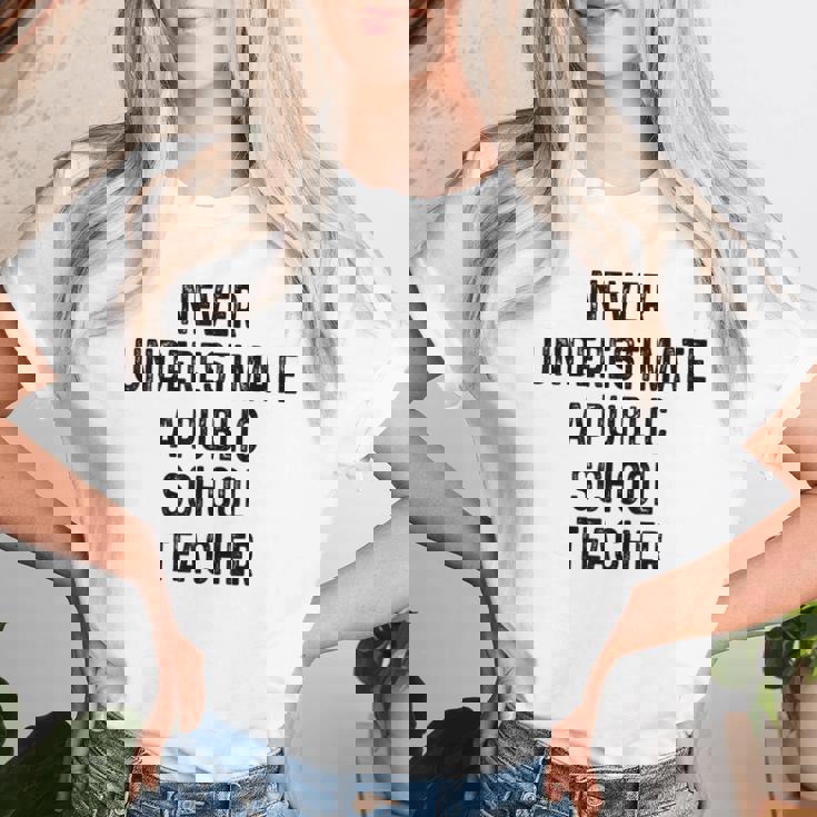 Never Underestimate A Publicchool Teacher Motivational レディースTシャツ 彼女への贈り物