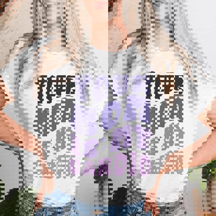 Your Mom Is My Cardio On Back 母の日 レディース メンズ レディースTシャツ 彼女への贈り物