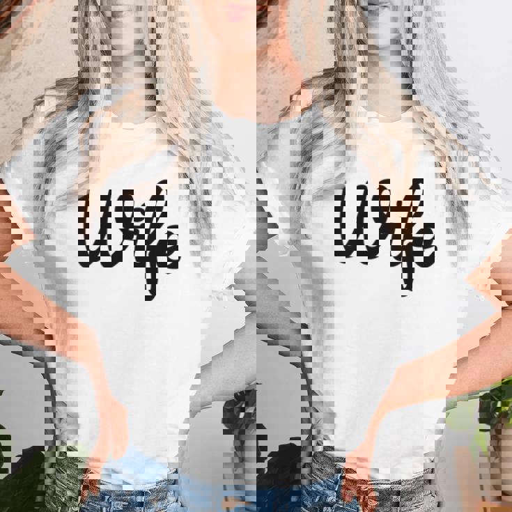 【Wife】妻 嫁 奥さん シンプル おしゃれ 英語 英文字 夫婦お揃い 結婚祝い カップル ペアルック おもしろ ペア レディースTシャツ 彼女への贈り物