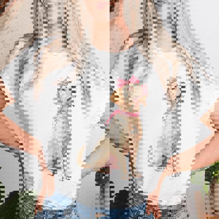 コケットボウ ラブラドールレトリバー 犬 ラボ ママ ピンクリボン 女の子 レディースTシャツ 彼女への贈り物