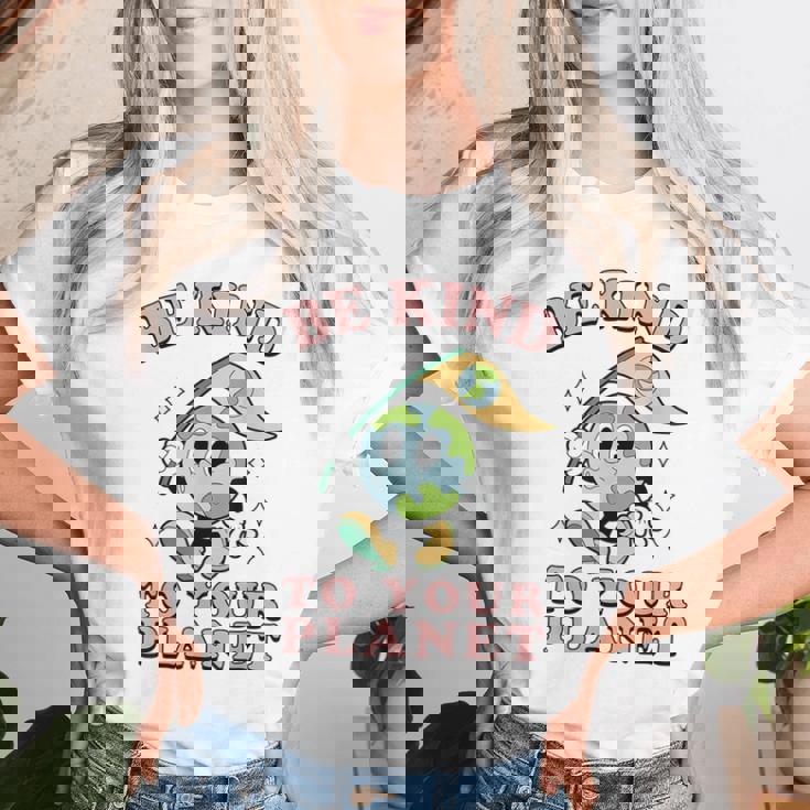 レトロ グルービー Be Kind To Your Planet Earth Day 70年代 80年代 4月 レディースTシャツ 彼女への贈り物