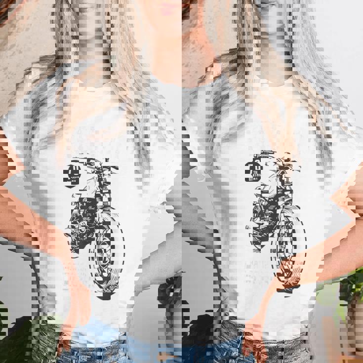 古希祝い バイク好き 車好き 父 男性 女性 クラシックバイク 70歳 I'm Not Old I'm Classic レディースTシャツ 彼女への贈り物