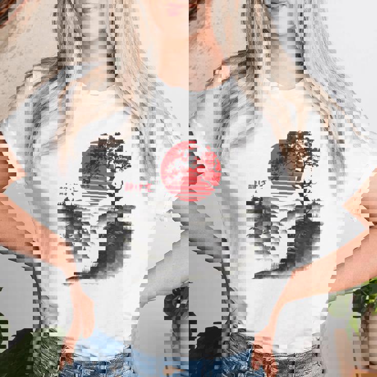 日本の木 赤い月 絵画 日本 夕日 男性 女性 レディースTシャツ 彼女への贈り物