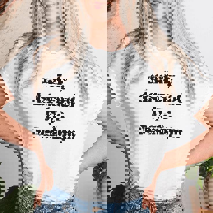 犬に気を取られる-犬のお父さんお母さんウェスティ・プードル・ウェスティプー レディースTシャツ 彼女への贈り物