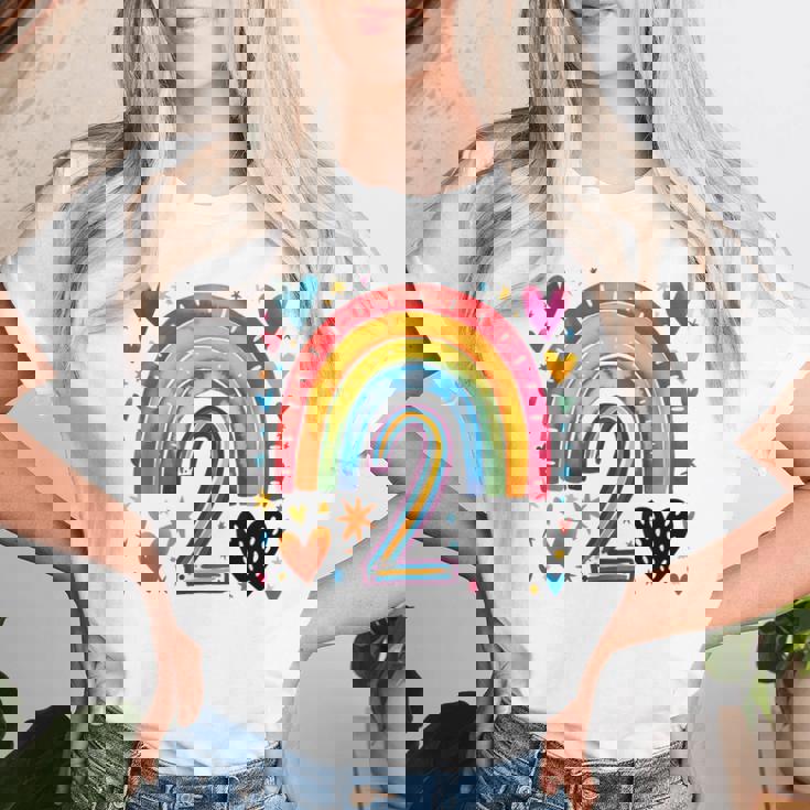 私はもう2歳 女の子のためのかわいいレインボーバースデーデザイン レディースTシャツ 彼女への贈り物