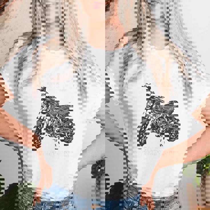 緑寿祝い バイク好き 車好き 父 男性 女性 クラシック 66歳 The Road Never Ends At 66 レディースTシャツ 彼女への贈り物