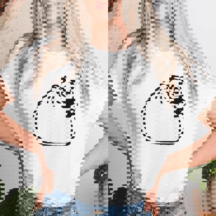 肉まんに抱きつくパンダ かわいい チャイナ 白黒 Panda Meat Bun レディースTシャツ 彼女への贈り物