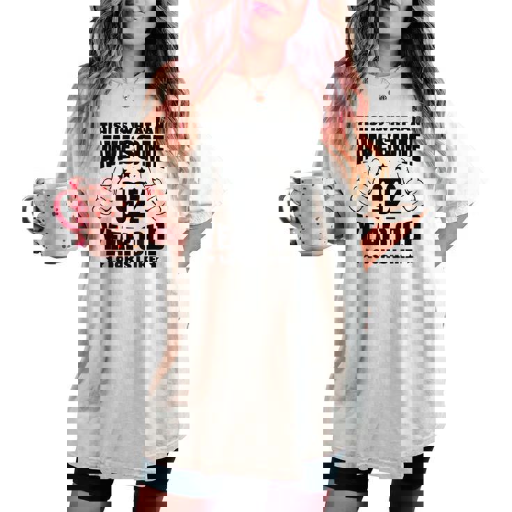 92歳の誕生日 女性 男性 素晴らしい92歳のおばあちゃん レディースオーバーサイズコンフォートTシャツ