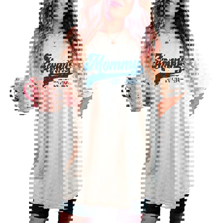 Mommy Est 2025 Mommy To Be New Mommy Pregnancy レディースオーバーサイズコンフォートTシャツ Mommy Est 2025 Mommy To Be New Mommy Pregnancy レディースオーバーサイズコンフォートTシャツ