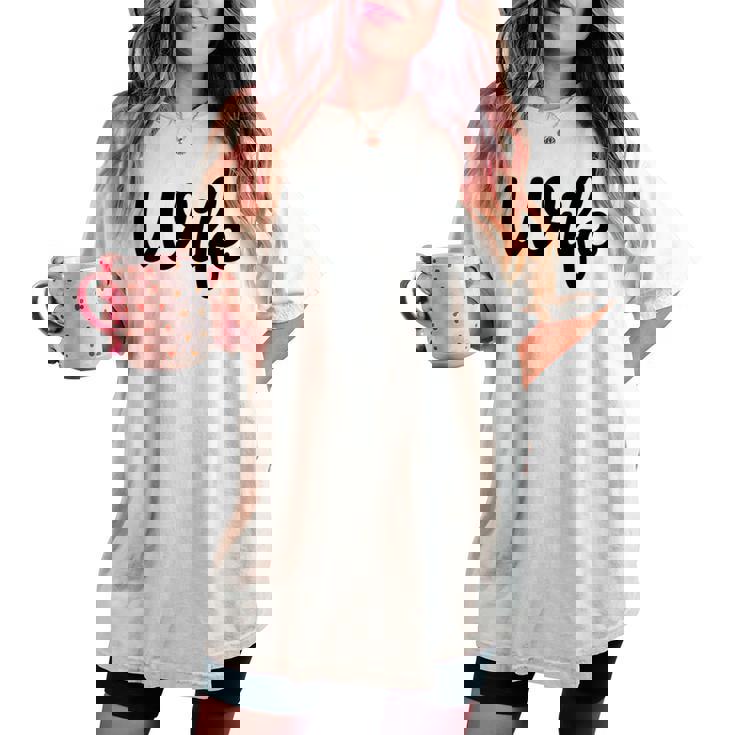 【Wife】妻 嫁 奥さん シンプル おしゃれ 英語 英文字 夫婦お揃い 結婚祝い カップル ペアルック おもしろ ペア レディースオーバーサイズコンフォートTシャツ 【Wife】妻 嫁 奥さん シンプル おしゃれ 英語 英文字 夫婦お揃い 結婚祝い カップル ペアルック おもしろ ペア レディースオーバーサイズコンフォートTシャツ