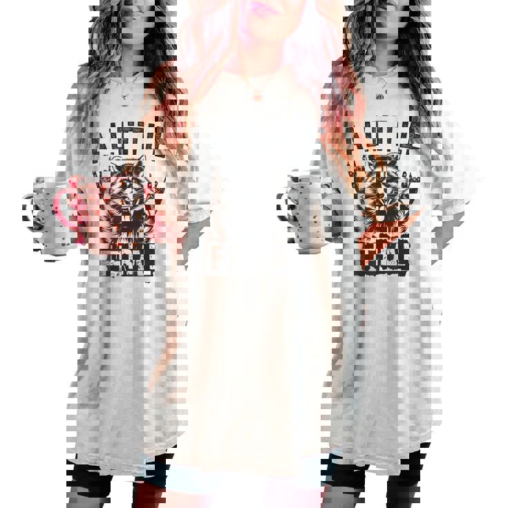 おもしろいアライグマのグラフィック 小さなフェラル 幼児 男の子 女の子 フェラル レディースオーバーサイズコンフォートTシャツ おもしろいアライグマのグラフィック 小さなフェラル 幼児 男の子 女の子 フェラル レディースオーバーサイズコンフォートTシャツ