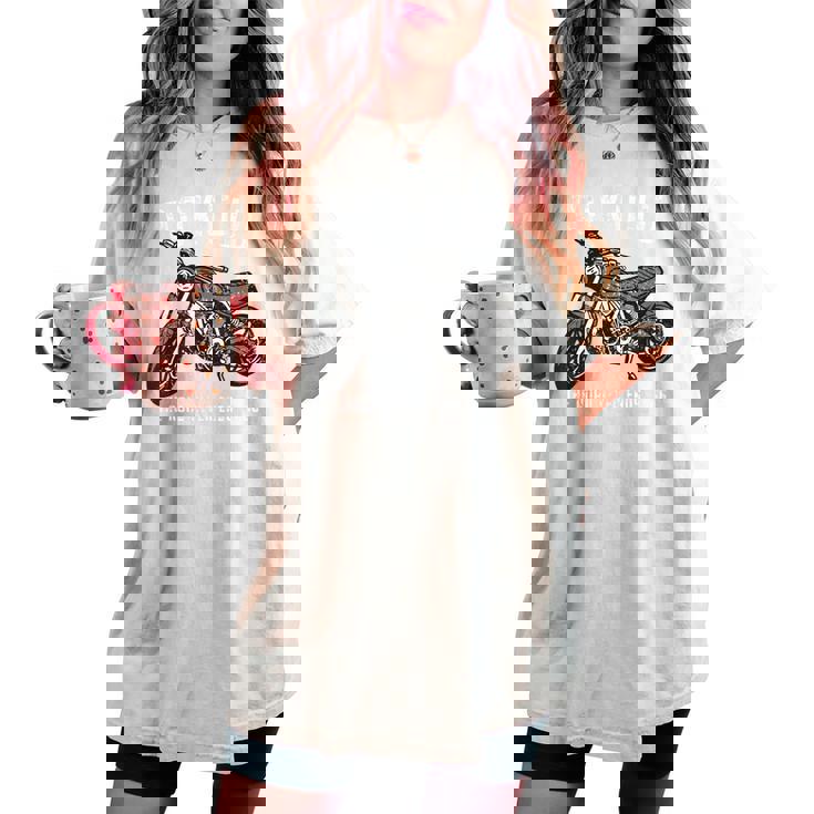 緑寿祝い バイク好き 車好き 父 男性 女性 クラシック 66歳 The Road Never Ends At 66 レディースオーバーサイズコンフォートTシャツ