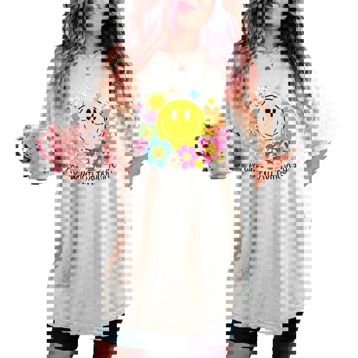 Grow Positive Thoughts イエロー スマイルフェイス 花 キッズ 女の子 レディースオーバーサイズコンフォートTシャツ