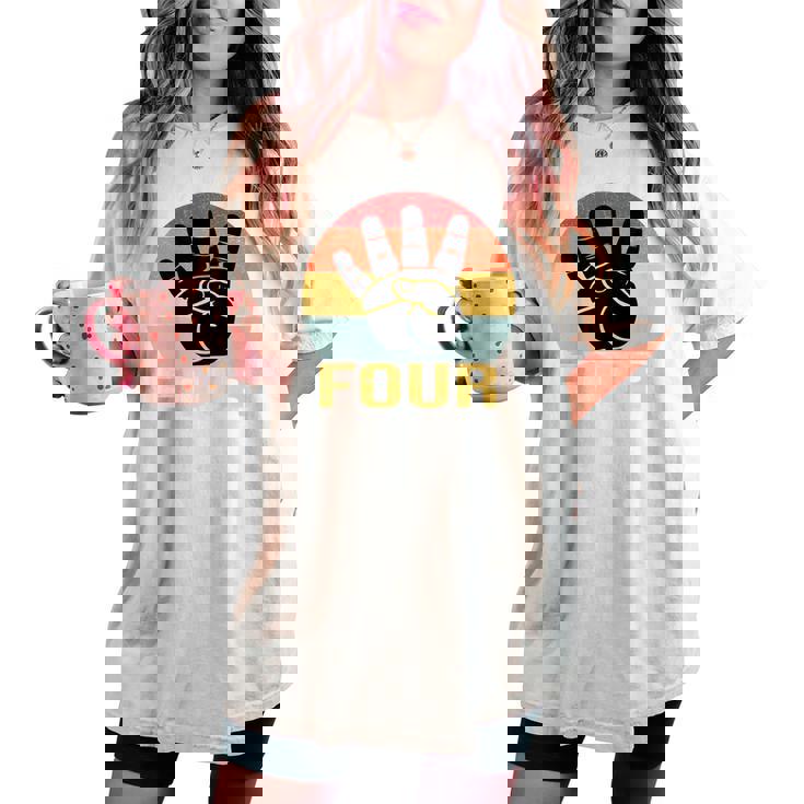 キッズ 4 歳の誕生日 4 つの指 私は 4 4 歳の男の子、女の子 レディースオーバーサイズコンフォートTシャツ