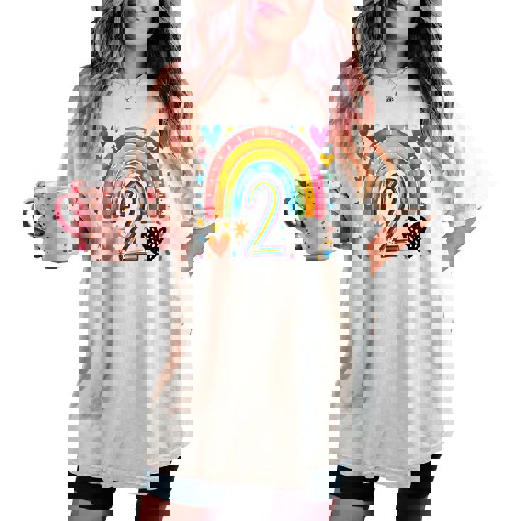 私はもう2歳 女の子のためのかわいいレインボーバースデーデザイン レディースオーバーサイズコンフォートTシャツ