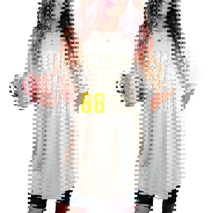 米寿祝い 旅行好き 父 母 男性 女性 88歳 レトロ おしゃれ 文字デザイン Born To Travel 長袖tシャツ レディースオーバーサイズコンフォートTシャツ