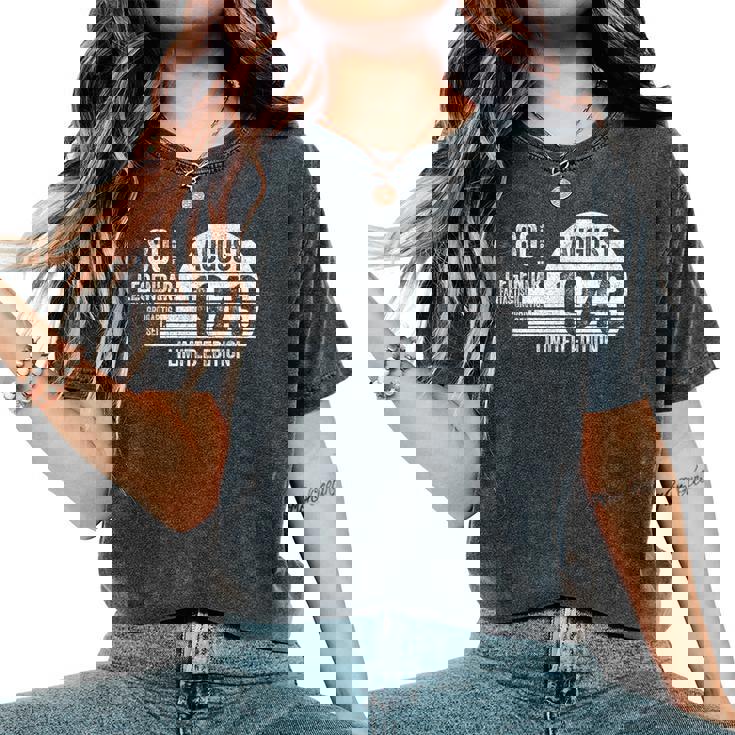 80歳の誕生日 メンズギフト 80歳 女性用 80年 8月 1943 レディースオーバーサイズコンフォートTシャツ