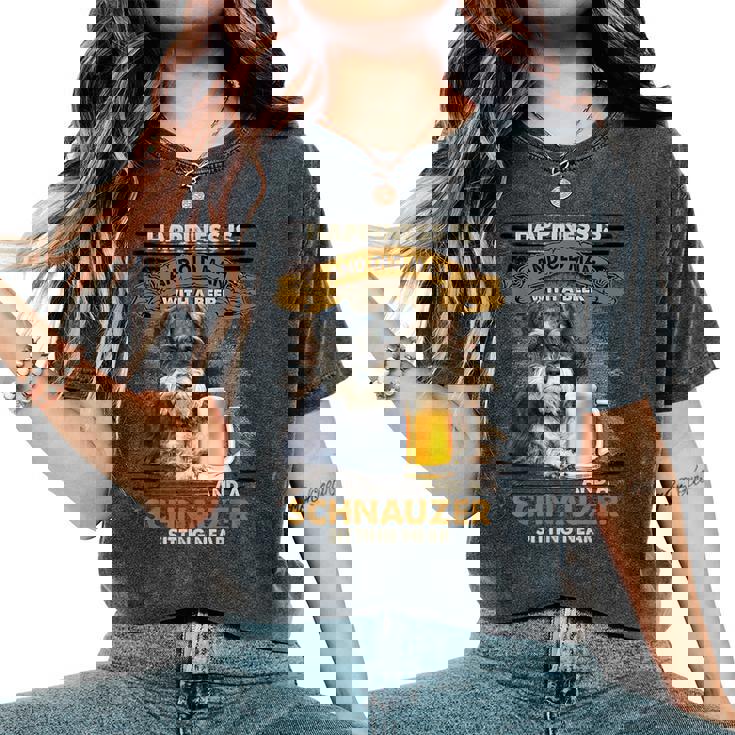 Happiness Is An Old Man With A Beerchnauzeritting Near Near レディースオーバーサイズコンフォートTシャツ