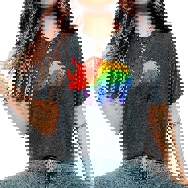 Lgbt 力強い虹色のサイ Rainbow Rhinoceros Graphic レディースオーバーサイズコンフォートTシャツ