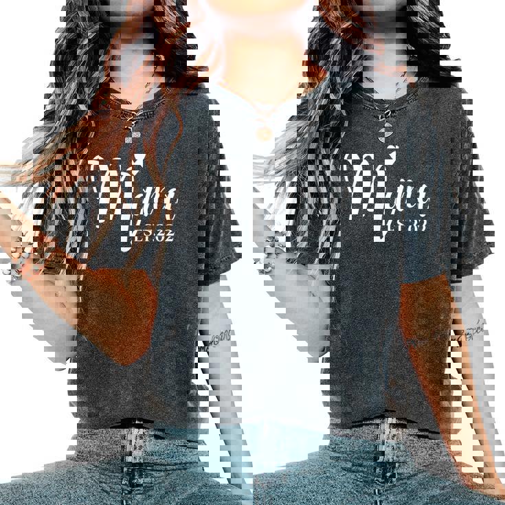 Mama Heart Est2022 Cute Pregnancy New Moms & Mothers-To-Be Women's Oversized Comfort T-Shirt