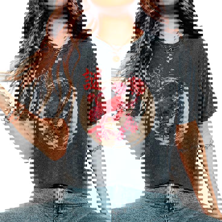 Redpider Lily の 彼岸花 または ヒガンバナ と 日本の天狗の面 の グラフィック レディースオーバーサイズコンフォートTシャツ