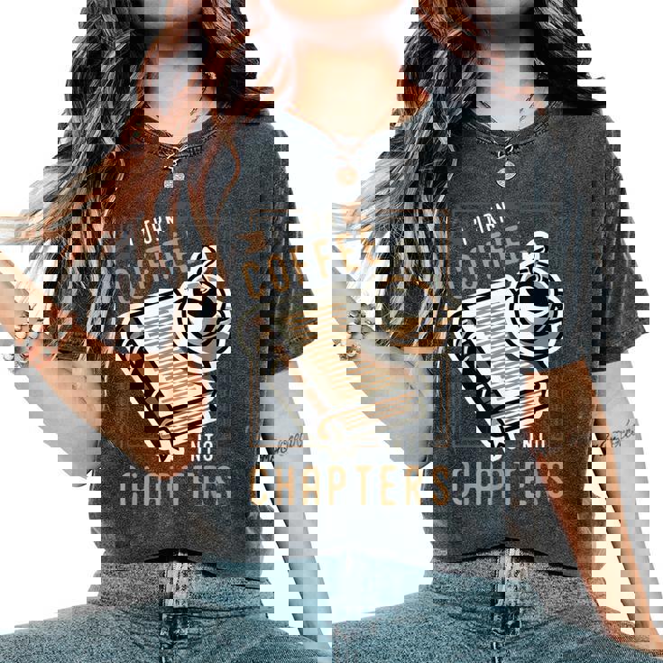 I Turn Coffee Into Chapters 本の虫 読書 レディースオーバーサイズコンフォートTシャツ