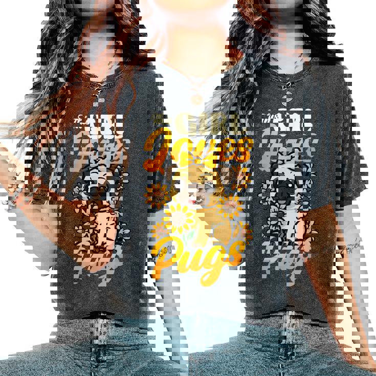 ガールズパグ犬愛好家 This Girl Loves Pugs レディースオーバーサイズコンフォートTシャツ