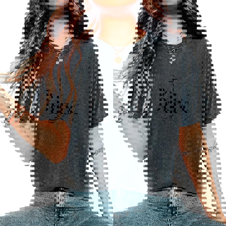 クリスチャン イエス クロス キリスト クリスチャン男性女性を信じます レディースオーバーサイズコンフォートTシャツ