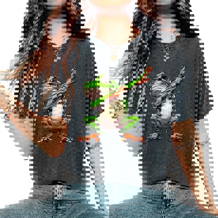 軽くたたくカエルの面白い動物のダンスギフト 男の子と女の子向け レディースオーバーサイズコンフォートTシャツ