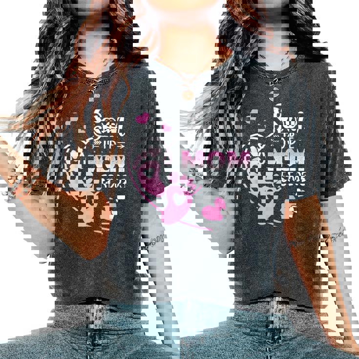 近日公開 2025Oon To Be Mom Est 2025 レディースオーバーサイズコンフォートTシャツ