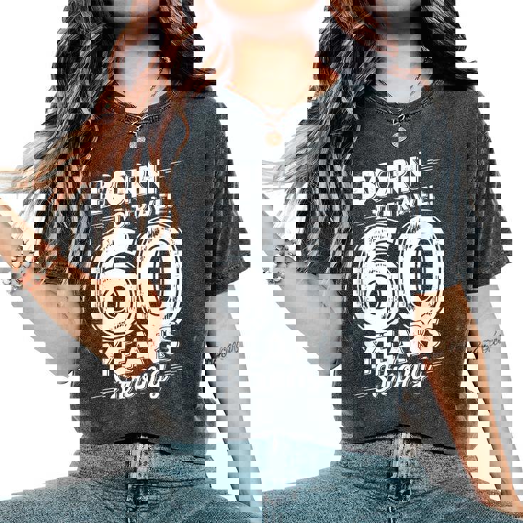 還暦祝い 旅行好き 父 母 男性 女性 60歳 レトロ おしゃれ 文字デザイン Born To Travel レディースオーバーサイズコンフォートTシャツ