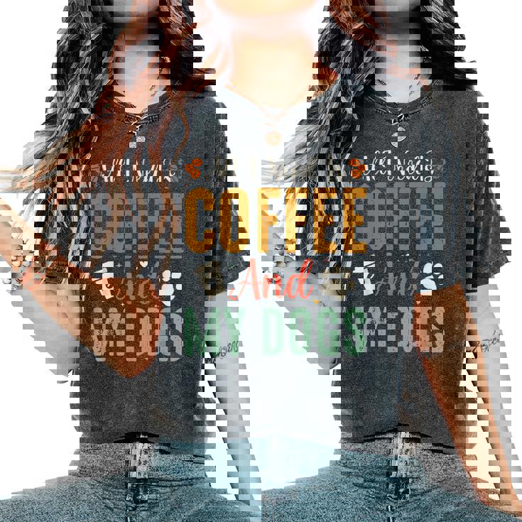 All I Need Is Coffee And My Dogs レディースオーバーサイズコンフォートTシャツ