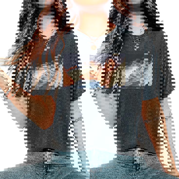 Girl On It 「ソファの上のセクシーなビキニモデル」 レディースオーバーサイズコンフォートTシャツ