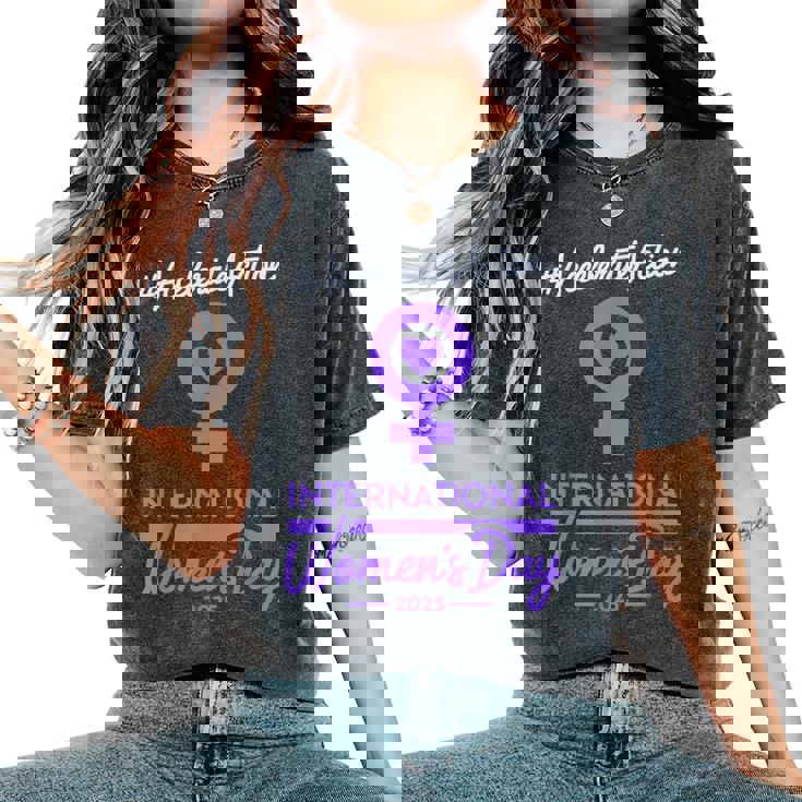 International Women's Day 2025 Accelerate Action Girls レディースオーバーサイズコンフォートTシャツ