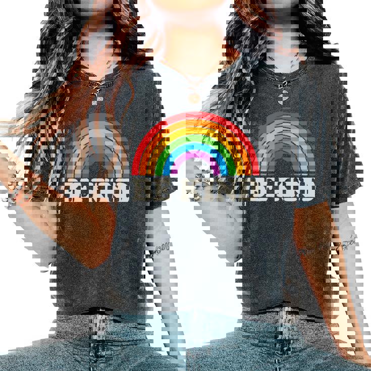 Lgbtq Be Kind Pocket Gay Pride Lgbt Ally Rainbowintage レディースオーバーサイズコンフォートTシャツ