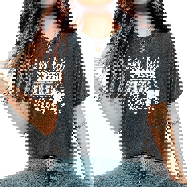 Livin' Thatoccer Mom Life ファニースポーツ 母の日 レディースオーバーサイズコンフォートTシャツ