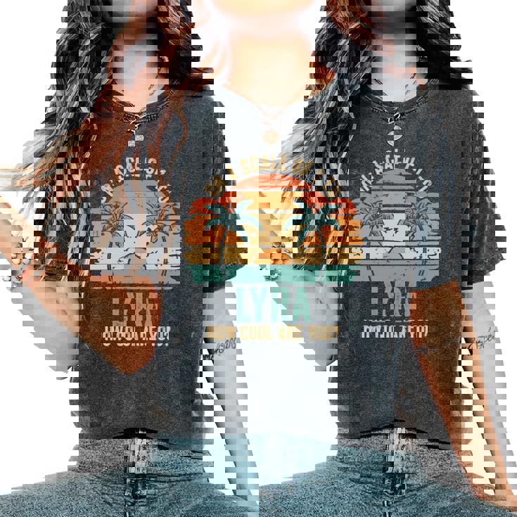 Lyra Cute Retro Girls Groovy Lyra Personalized Name 長袖tシャツ レディースオーバーサイズコンフォートTシャツ