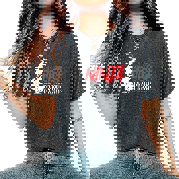 Ninja In Training 面白い忍者誕生日ギフト 男性 女性 子供 レディースオーバーサイズコンフォートTシャツ