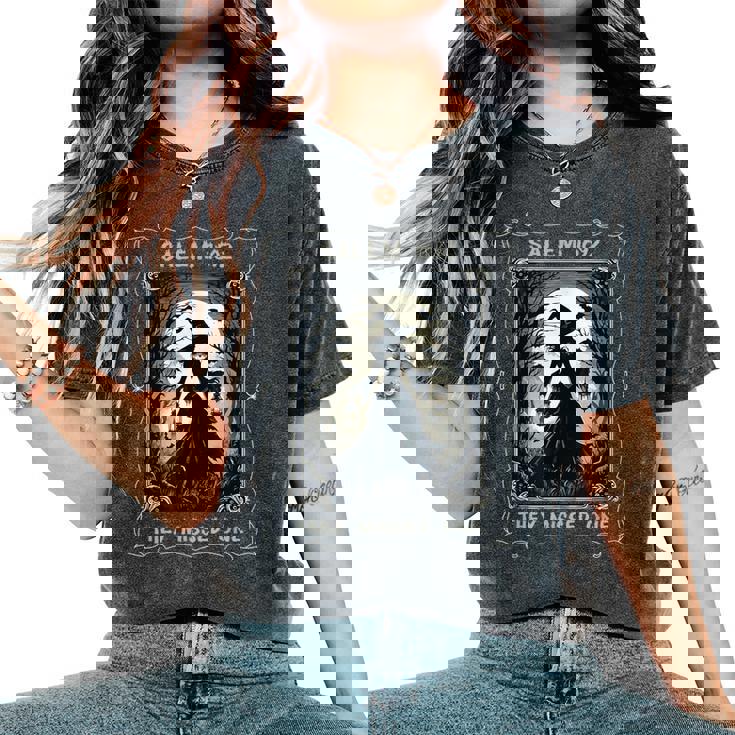 Salem 1692 They Missed One Witch Tarot Card ハロウィンtシャツ レディースオーバーサイズコンフォートTシャツ Salem 1692 They Missed One Witch Tarot Card ハロウィンtシャツ レディースオーバーサイズコンフォートTシャツ