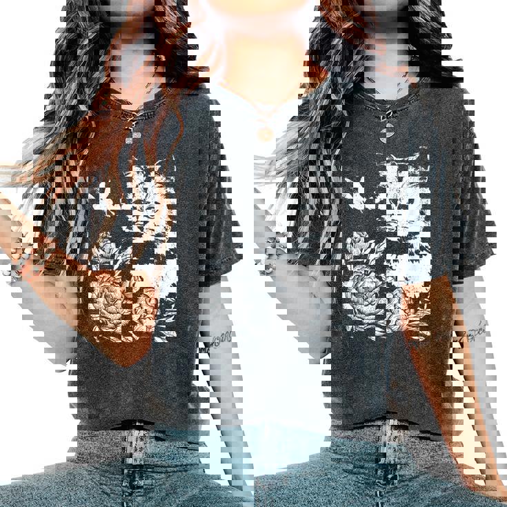 バラと蝶の猫、花柄 レディースオーバーサイズコンフォートTシャツ