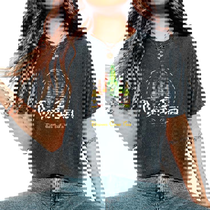 モルトビール、 Malt Beer Dreams Come True 面白いビールパロディー レディースオーバーサイズコンフォートTシャツ モルトビール、 Malt Beer Dreams Come True 面白いビールパロディー レディースオーバーサイズコンフォートTシャツ