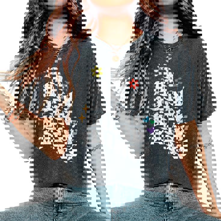 レトロ Groovy Im Wilow Doing Wilow Things おもしろ 母の日 レディースオーバーサイズコンフォートTシャツ