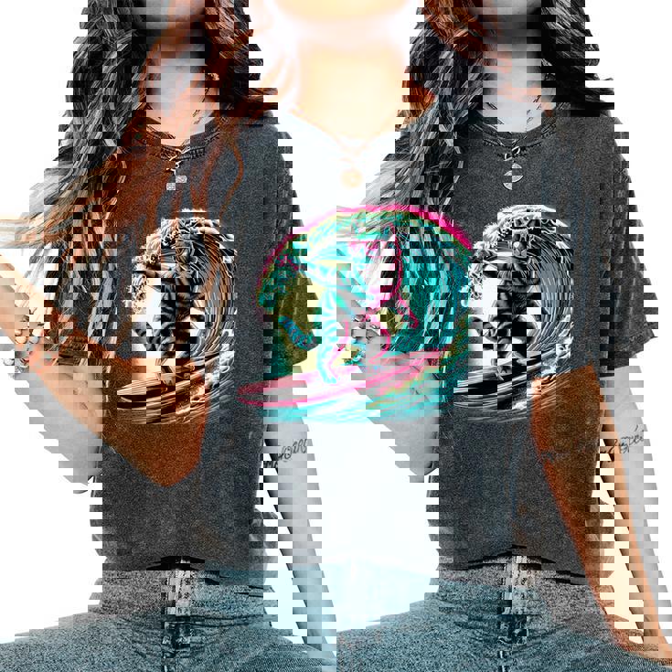 面白い猫 サーフィン ギフト 男性 女性 子供 面白い 猫 サーファー レディースオーバーサイズコンフォートTシャツ