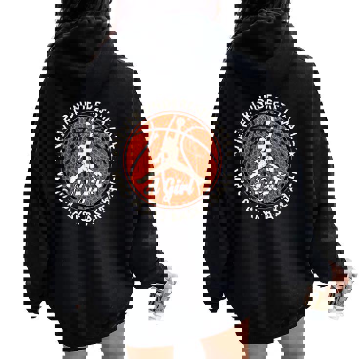 Basketball Never Underestimate A Girl Who Plays Basketball レディース オーバーサイズ パーカー バックプリント